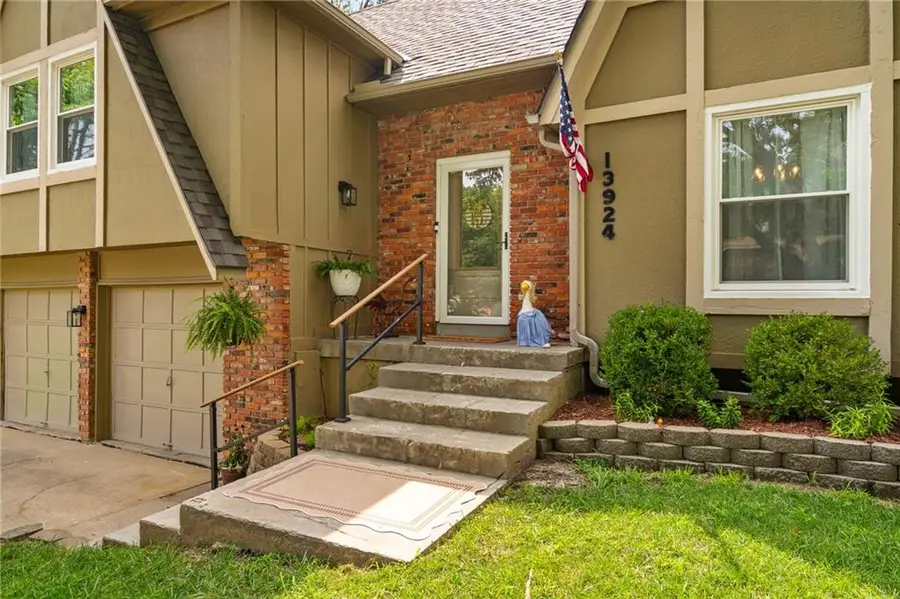 13924 S Tomahawk Drive, Olathe, KS 66062 - #3