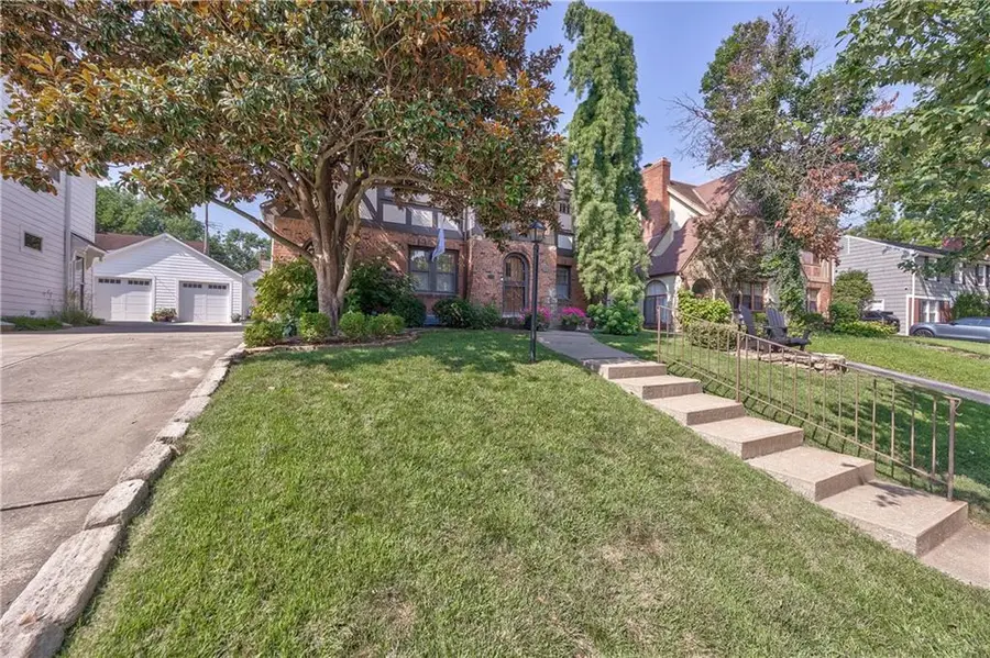 417 W 70th Street, Kansas City, MO 64113 - #3