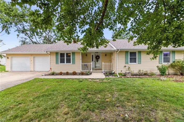 402 E 16th Street Circle, Kearney, MO 64060