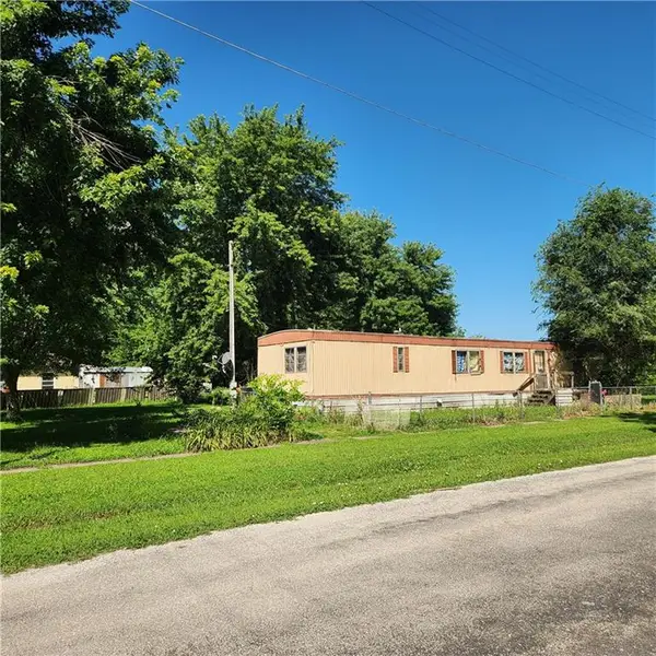 200 W 5th Street, Henrietta, MO 64036
