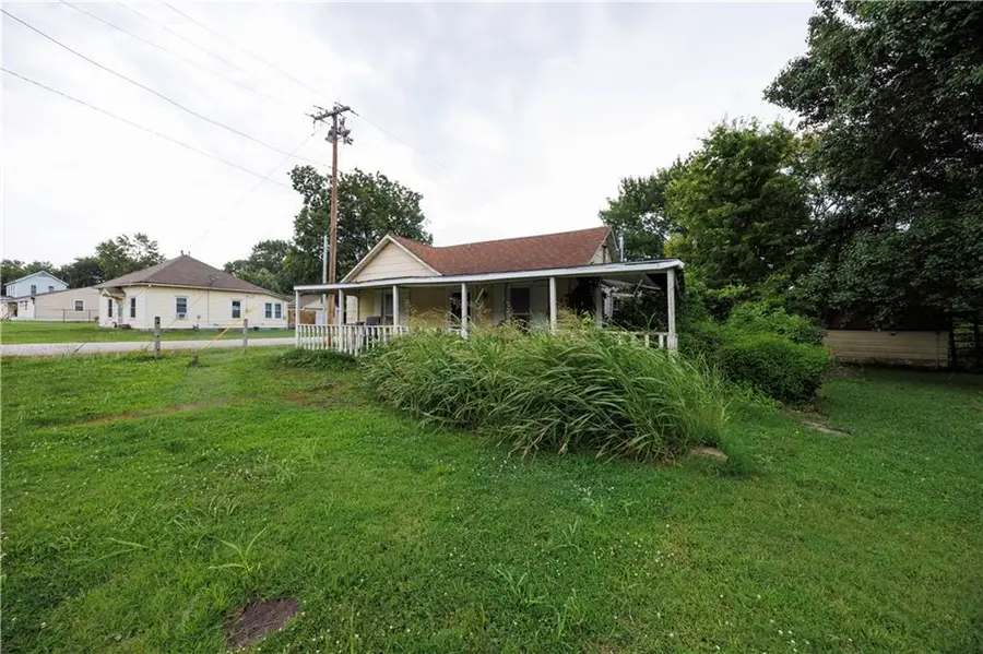 1420 N 4th Street, Neodesha, KS 66757 - #3