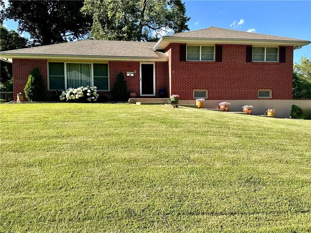 904 NE 60th Terrace, Kansas City, MO 64118 - #1