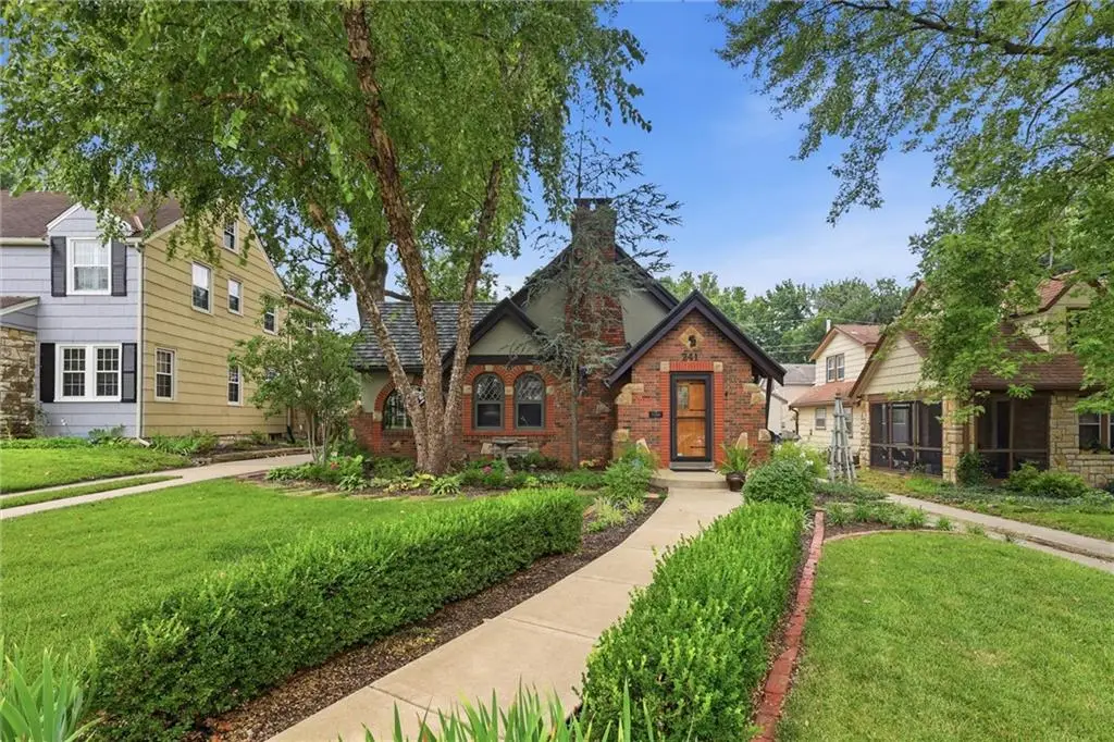 241 E 73rd Street, Kansas City, MO 64114 - #1