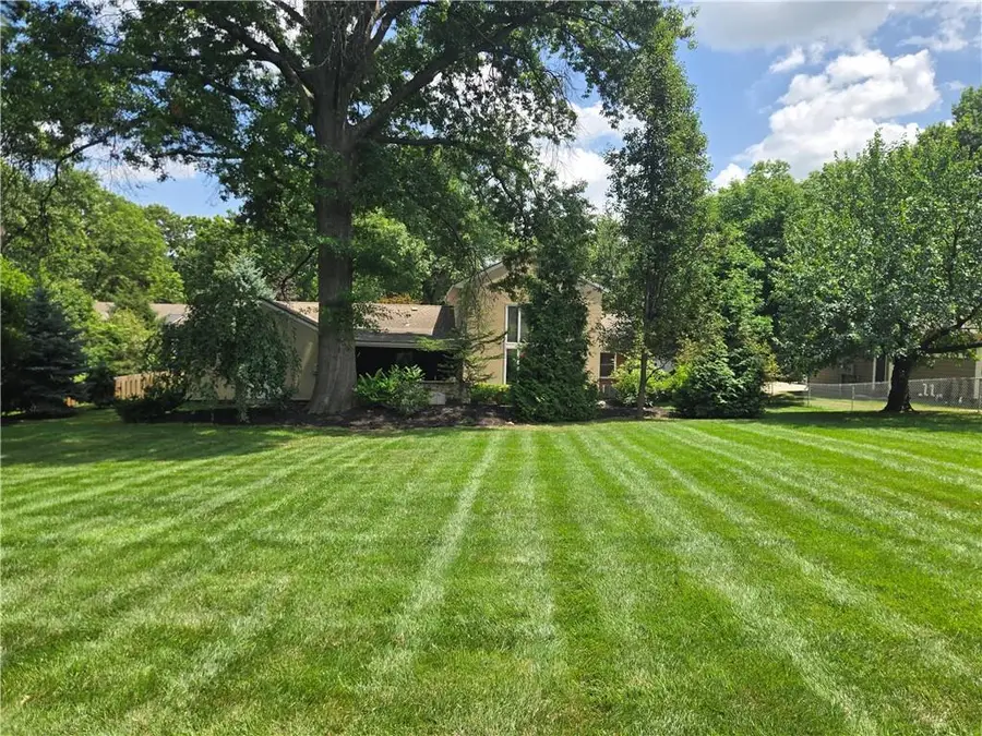 9536 Manor Road, Leawood, KS 66206 - #2