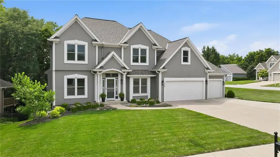 6190 N Nevada Avenue, Parkville, MO 64152 - #2