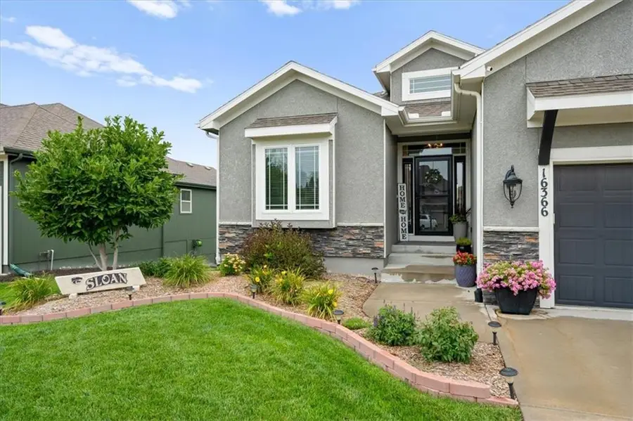 16366 S Laurelwood Street, Olathe, KS 66062 - #2