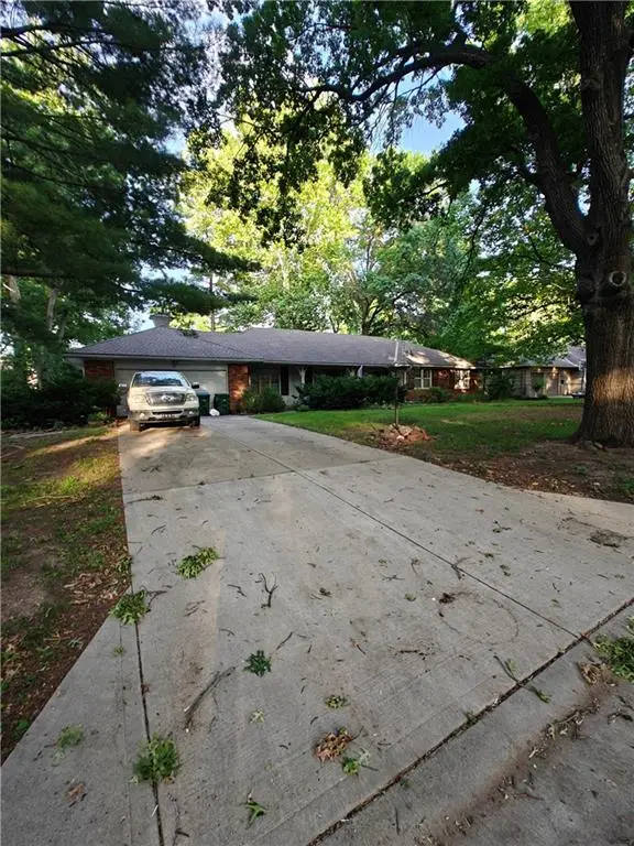9311 Wenonga Road, Leawood, KS 66206