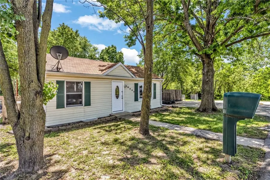 8205 Rose Street, Pleasant Valley, MO 64068 - #2