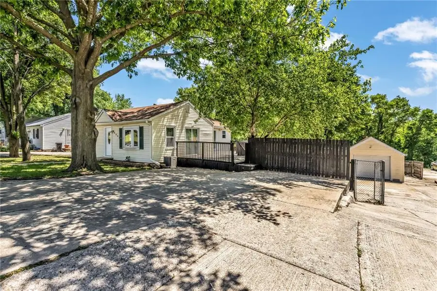 8205 Rose Street, Pleasant Valley, MO 64068 - #3