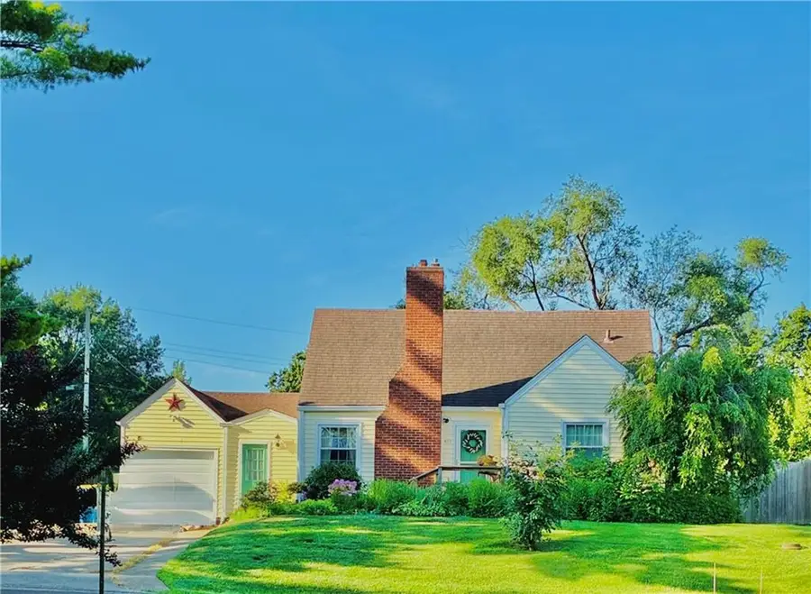 415 NE Moreland Drive, Oakwood Park, MO 64118 - #2