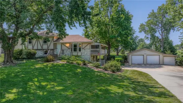 15121 Briarwood Drive, Basehor, KS 66007