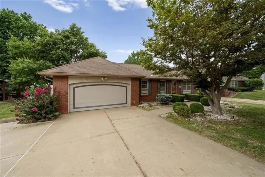 3826 S Summit Ridge Drive, Independence, MO 64055 - #3