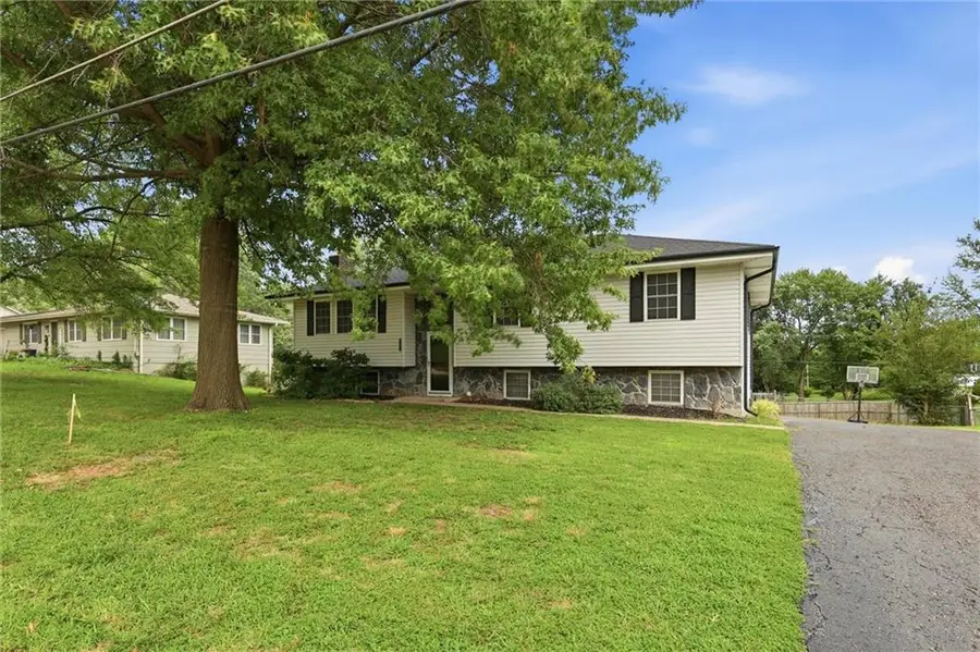 1207 S 104 Street, Edwardsville, KS 66111 - #2