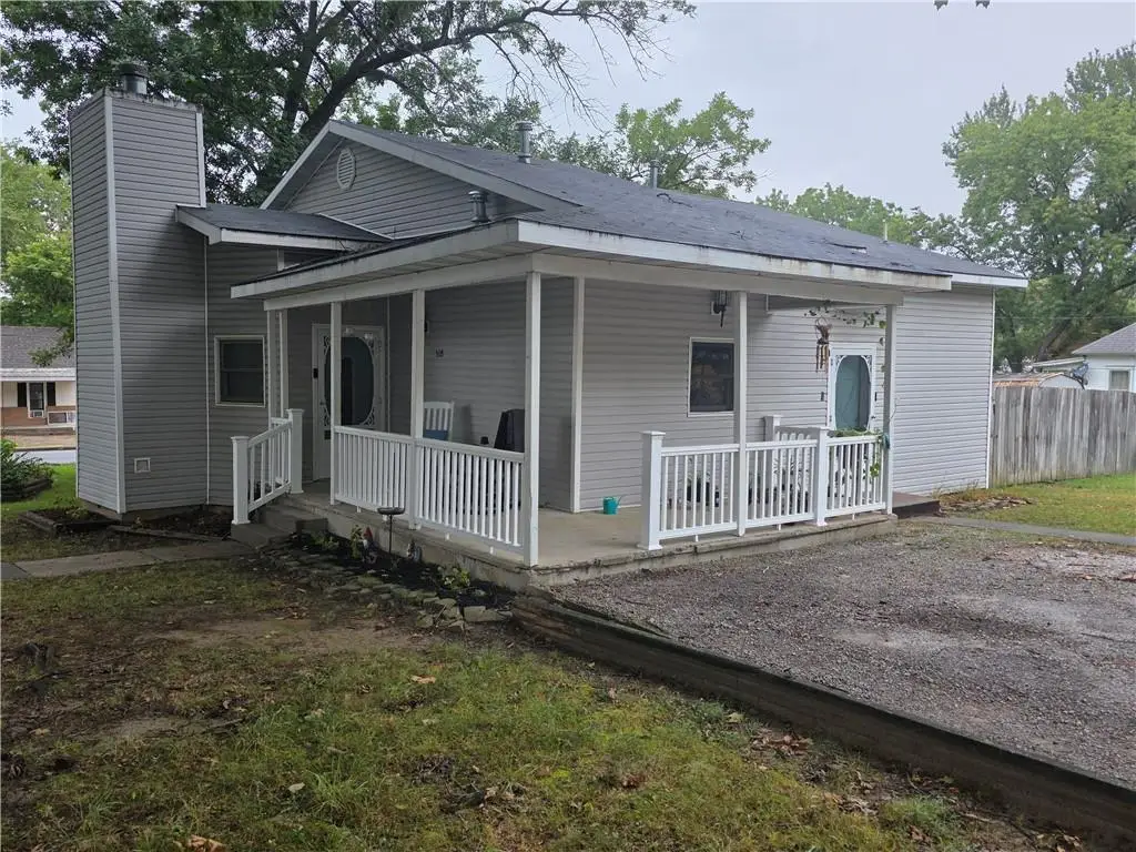 528 W Ashland Street, Nevada, MO 64772 - #1