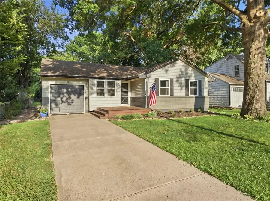 8417 Jarboe Street, Kansas City, MO 64114 - #2