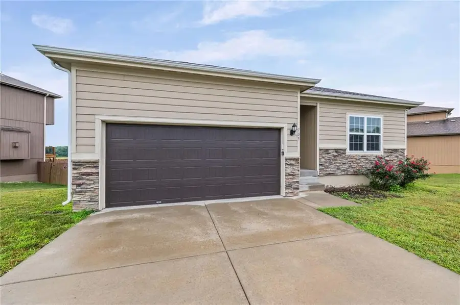 705 NW 111th Terrace, Kansas City, MO 64155 - #2