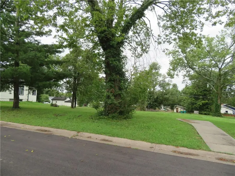 405 E Ottawa Street, Paola, KS 66071 - #2