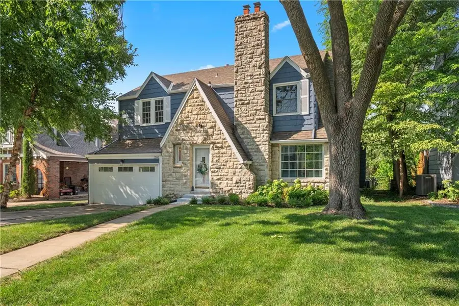 1260 W 72nd Street, Kansas City, MO 64114 - #2