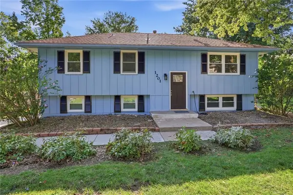 1201 SW Mission Place, Lee's Summit, MO 64081