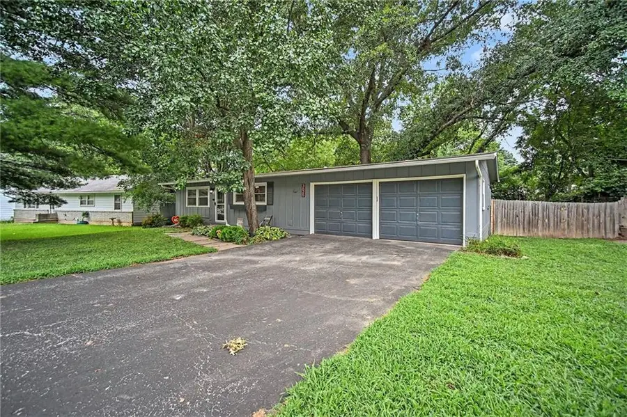 3626 N Lister Avenue, Kansas City, MO 64117 - #2