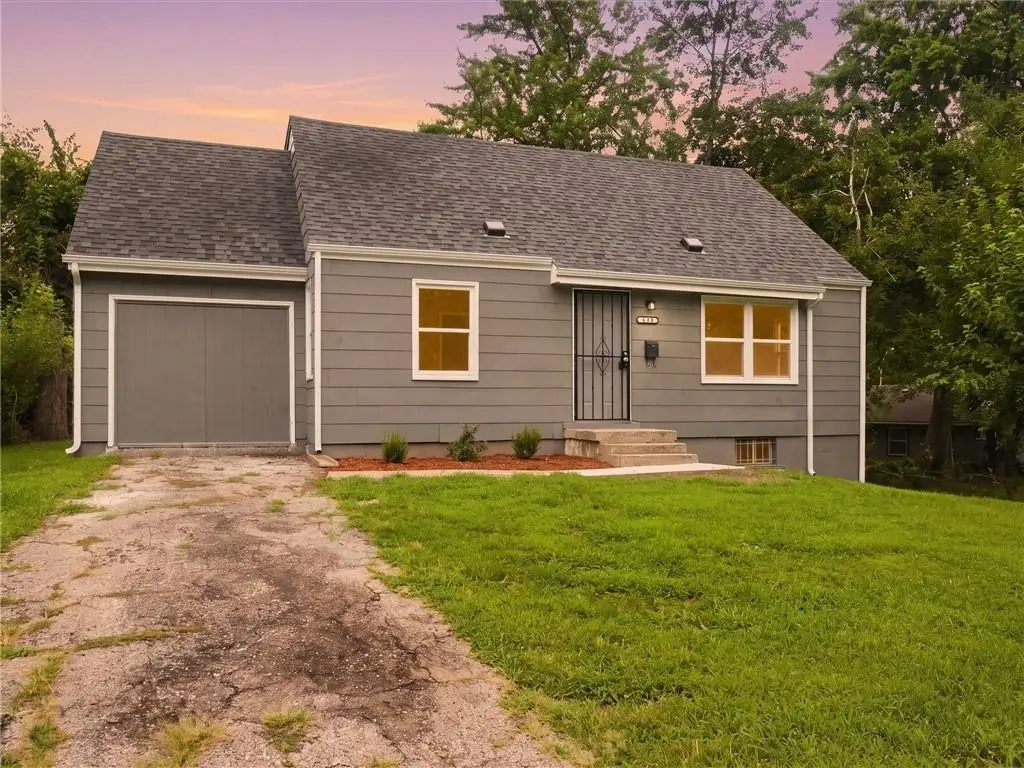 4660 E 43rd Terrace, Kansas City, MO 64130 - #1