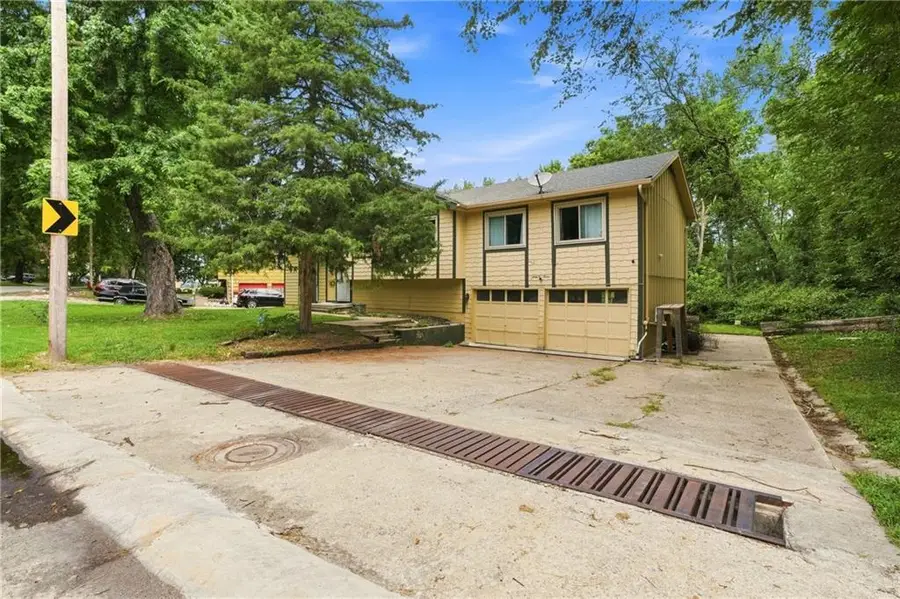 6212 E Red Bridge Road, Kansas City, MO 64134 - #2