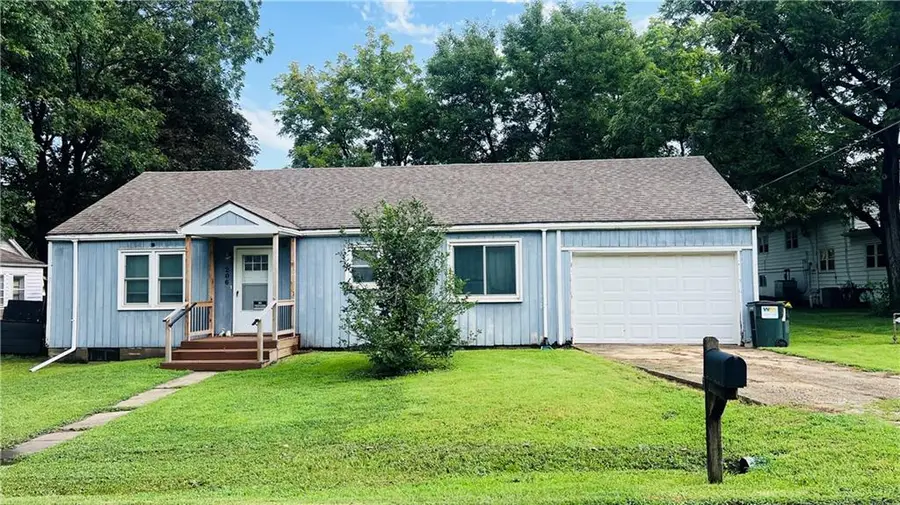 206 S 5th Street, Louisburg, KS 66053 - #2