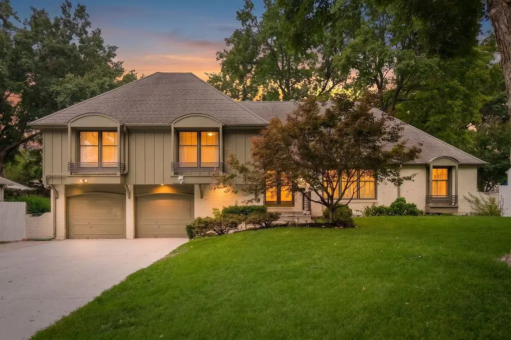 301 W 116th Street, Kansas City, MO 64114 - #1