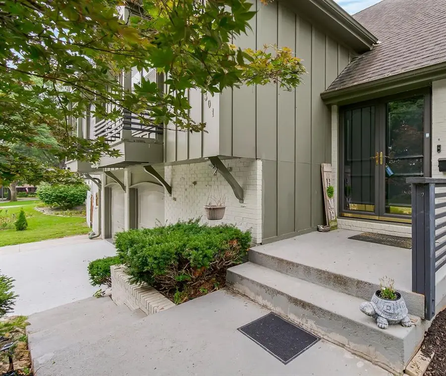 301 W 116th Street, Kansas City, MO 64114 - #2