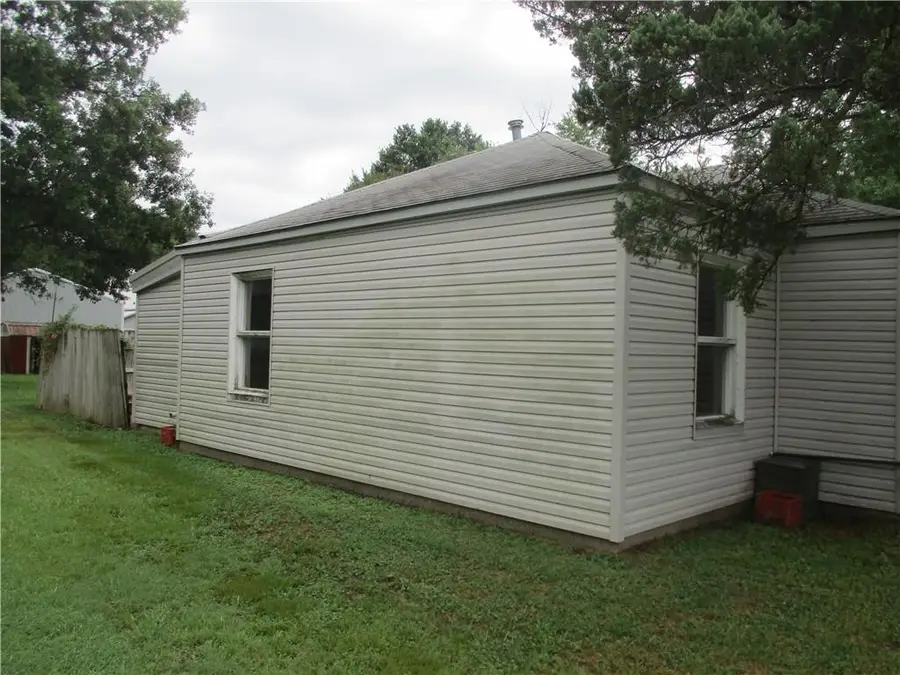 510 S Vermont Avenue, Columbus, KS 66725 - #3