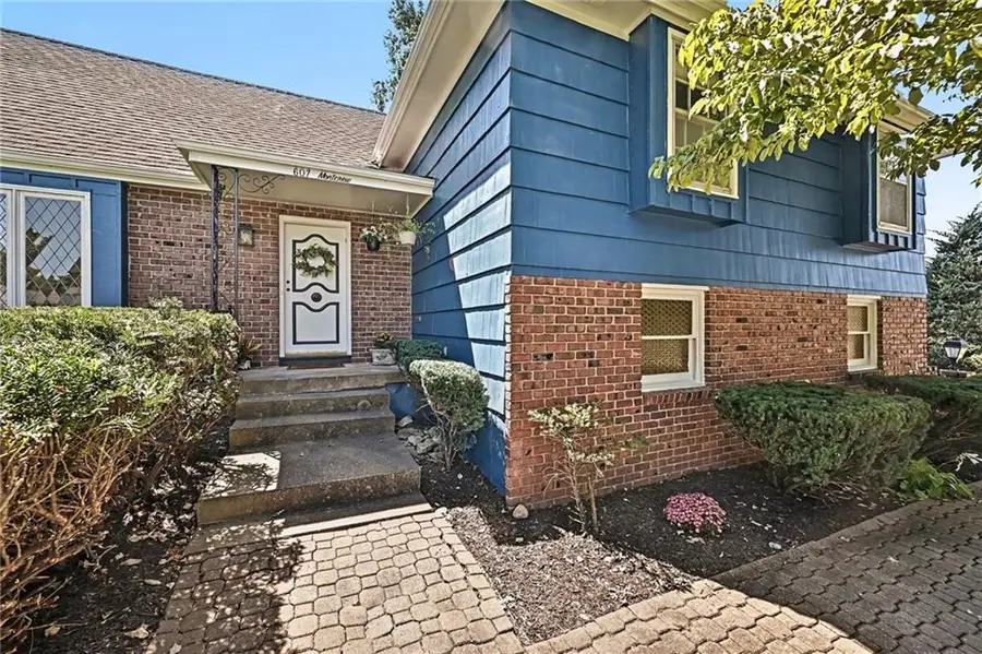 607 Montcrew Street, Kansas City, MO 64114 - #2