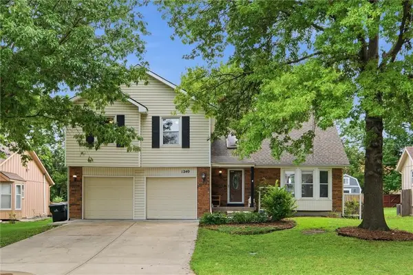 1240 E Sleepy Hollow Drive, Olathe, KS 66062