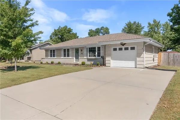 1202 E Willow Drive, Olathe, KS 66061
