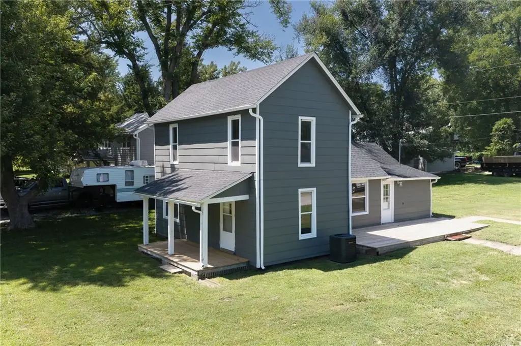 529 E 6th Street, Tonganoxie, KS 66086 - #1