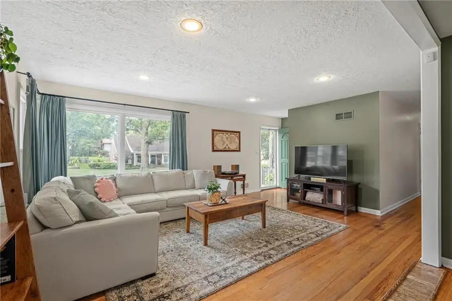 8608 Belleview Avenue, Kansas City, MO 64114 - #3