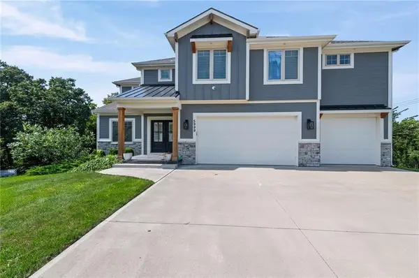 5999 N Oak Creek Court, Parkville, MO 64152
