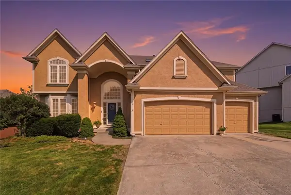 172 NE Hidden Ridge Lane, Lee's Summit, MO 64064