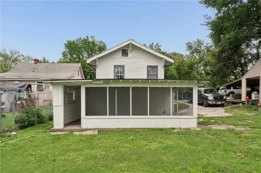 2034 Oakley Avenue, Kansas City, MO 64127 - #2