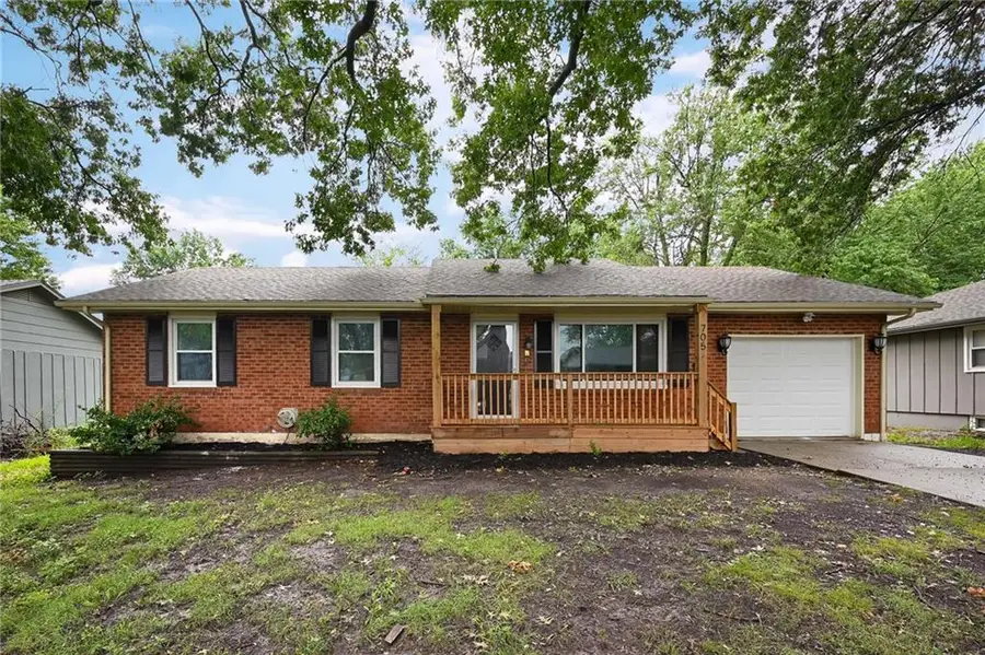 705 NE Darwin Street, Lees Summit, MO 64063 - #2