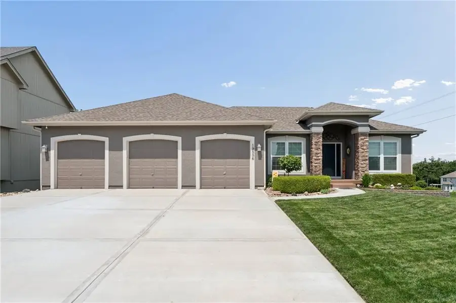 19556 W 105th Terrace, Olathe, KS 66061 - #2
