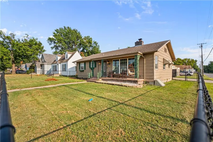 1323 W 3rd Street, Coffeyville, KS 67337 - #2