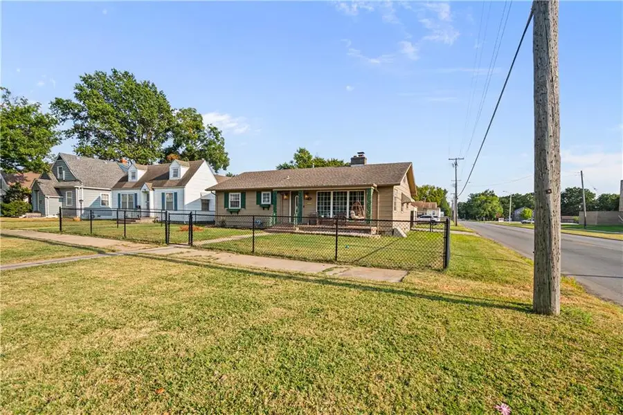 1323 W 3rd Street, Coffeyville, KS 67337 - #3