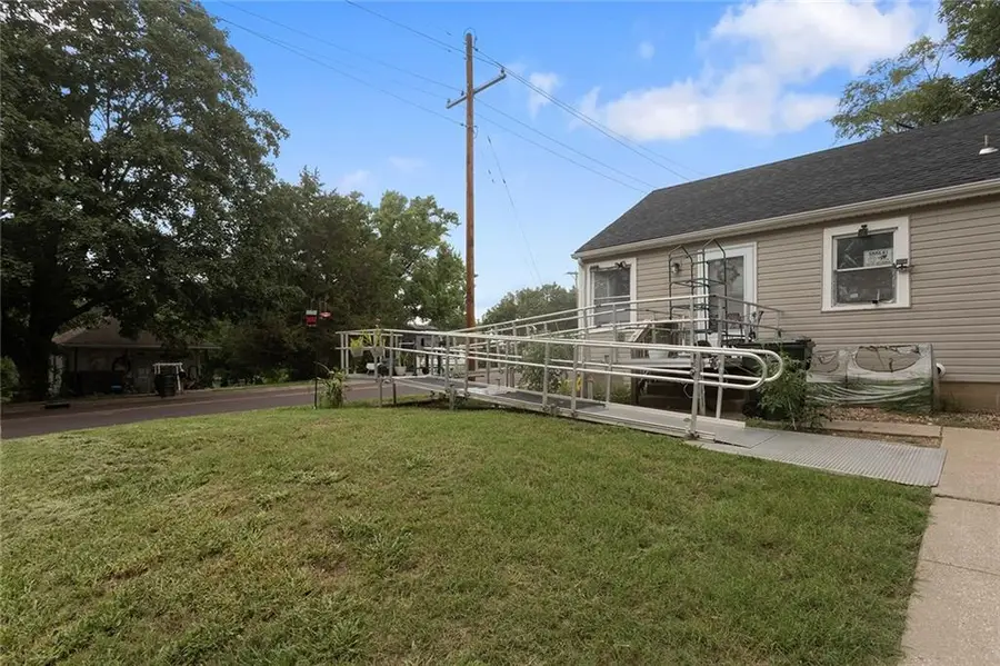 948 Cheyenne Street, Leavenworth, KS 66048 - #2