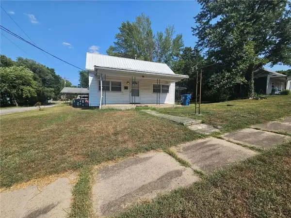 521 N Washington Street, Carterville, MO 64835
