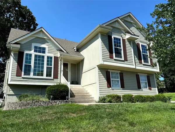 125 NW Whitlock Street, Lee's Summit, MO 64081