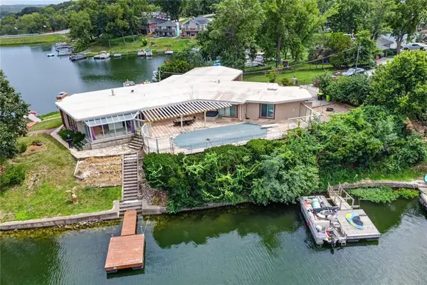 1109 NW South Shore Drive, Lake Waukomis, MO 64151