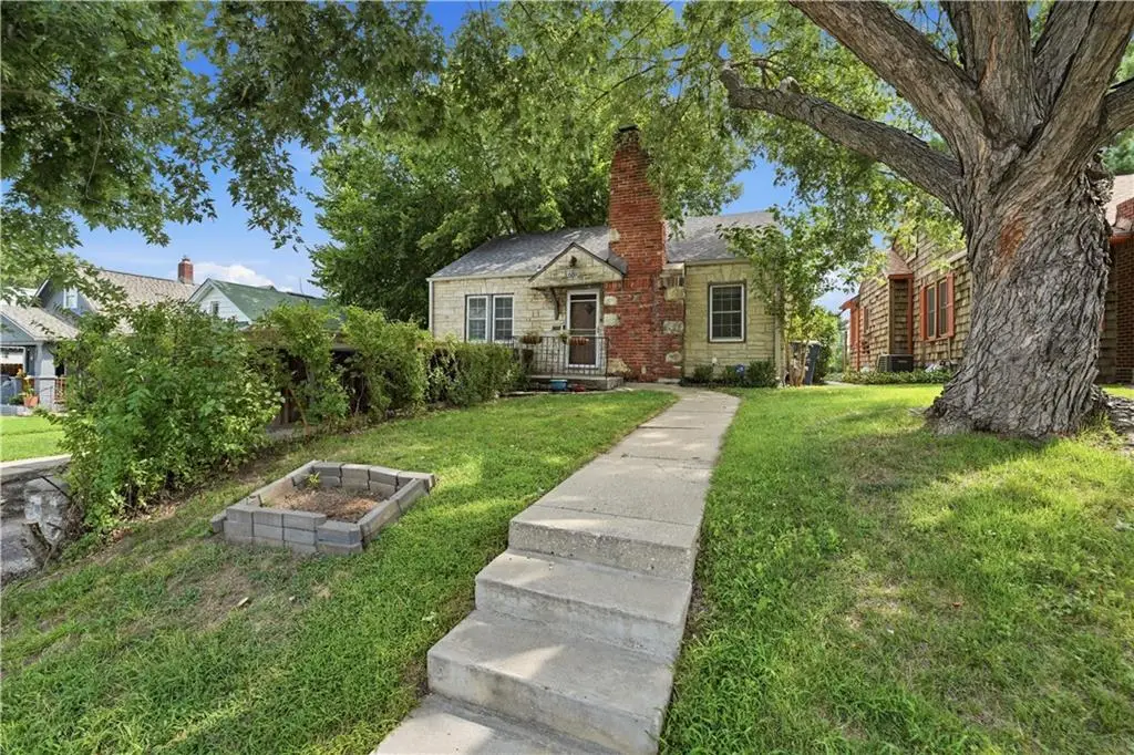 4201 Roanoke Road, Kansas City, MO 64111 - #1
