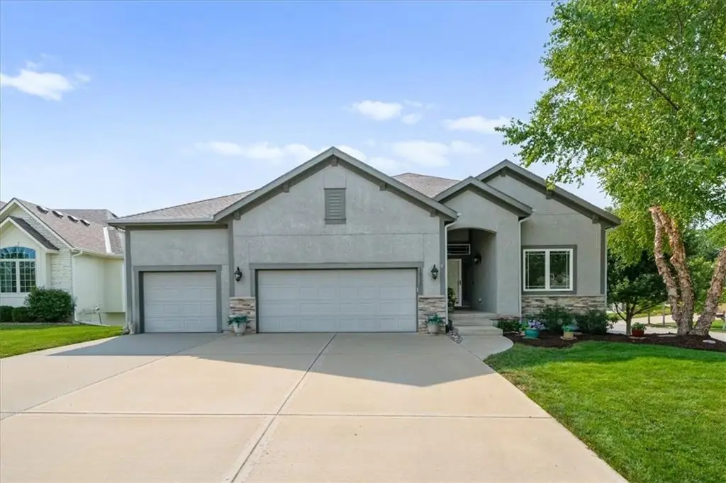 16320 S Heatherwood Street, Olathe, KS 66062 - #1