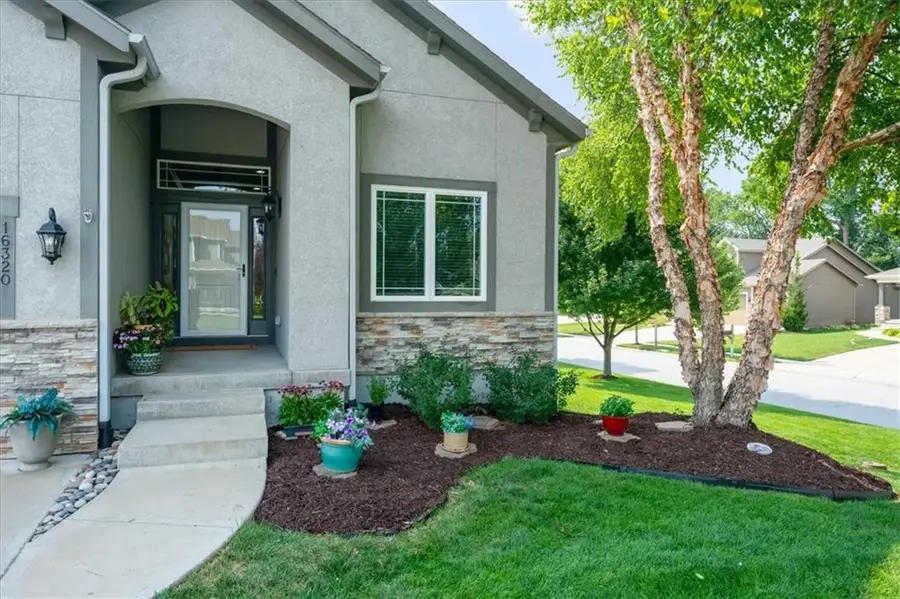 16320 S Heatherwood Street, Olathe, KS 66062 - #2