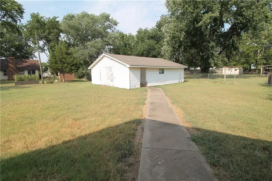 1005 E 4th Street, Altamont, KS 67330 - #2